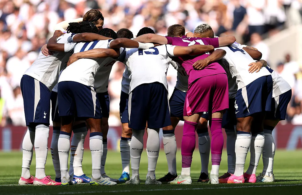 Jogadores do Tottenham reunidos antes de jogo contra o Everton na Premier League - Foto: Richard Heathcote/Getty Images
