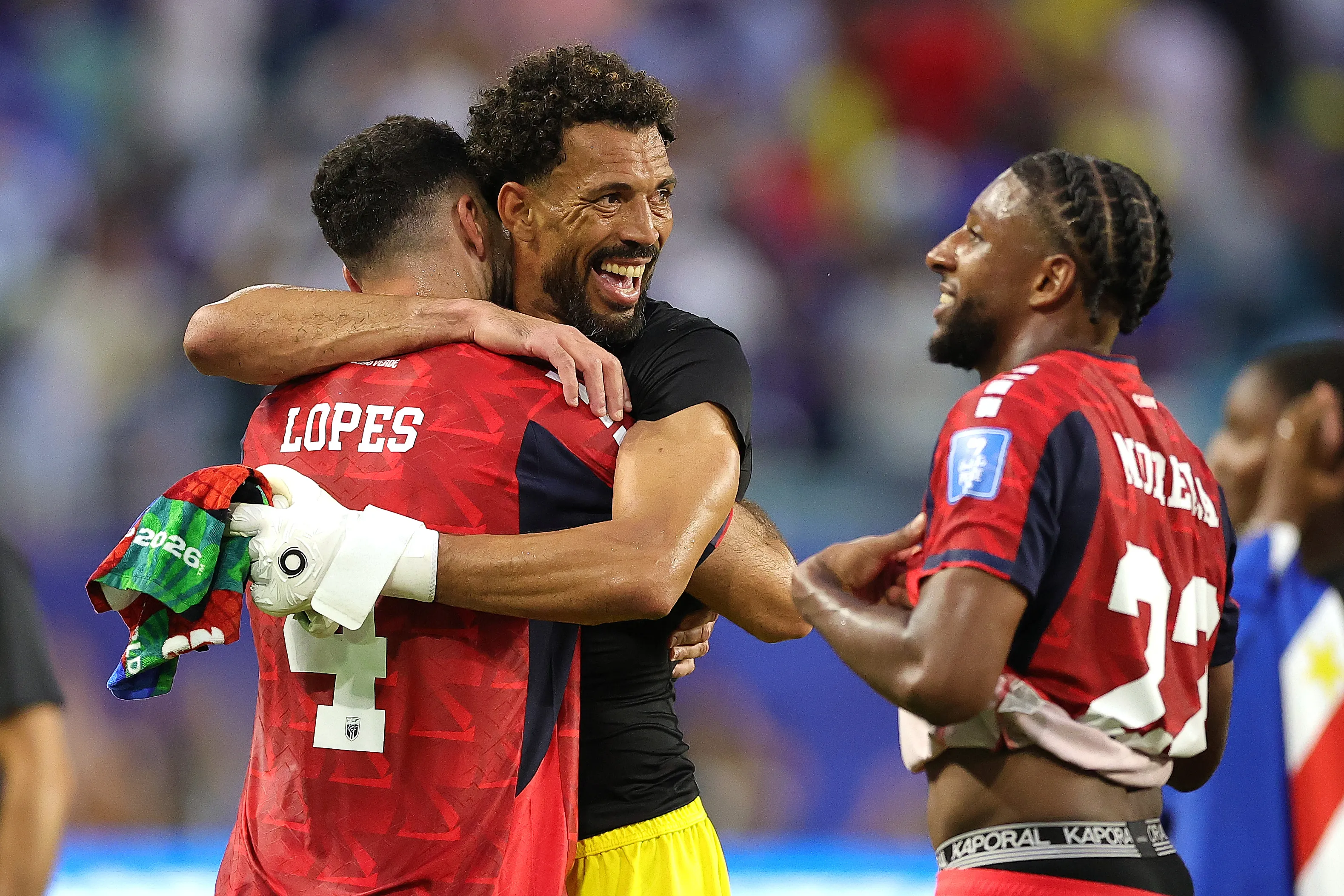 Vozinha e jogadores de Cabo Verde comemoram empate (Photo by Alex Slitz/Getty Images)