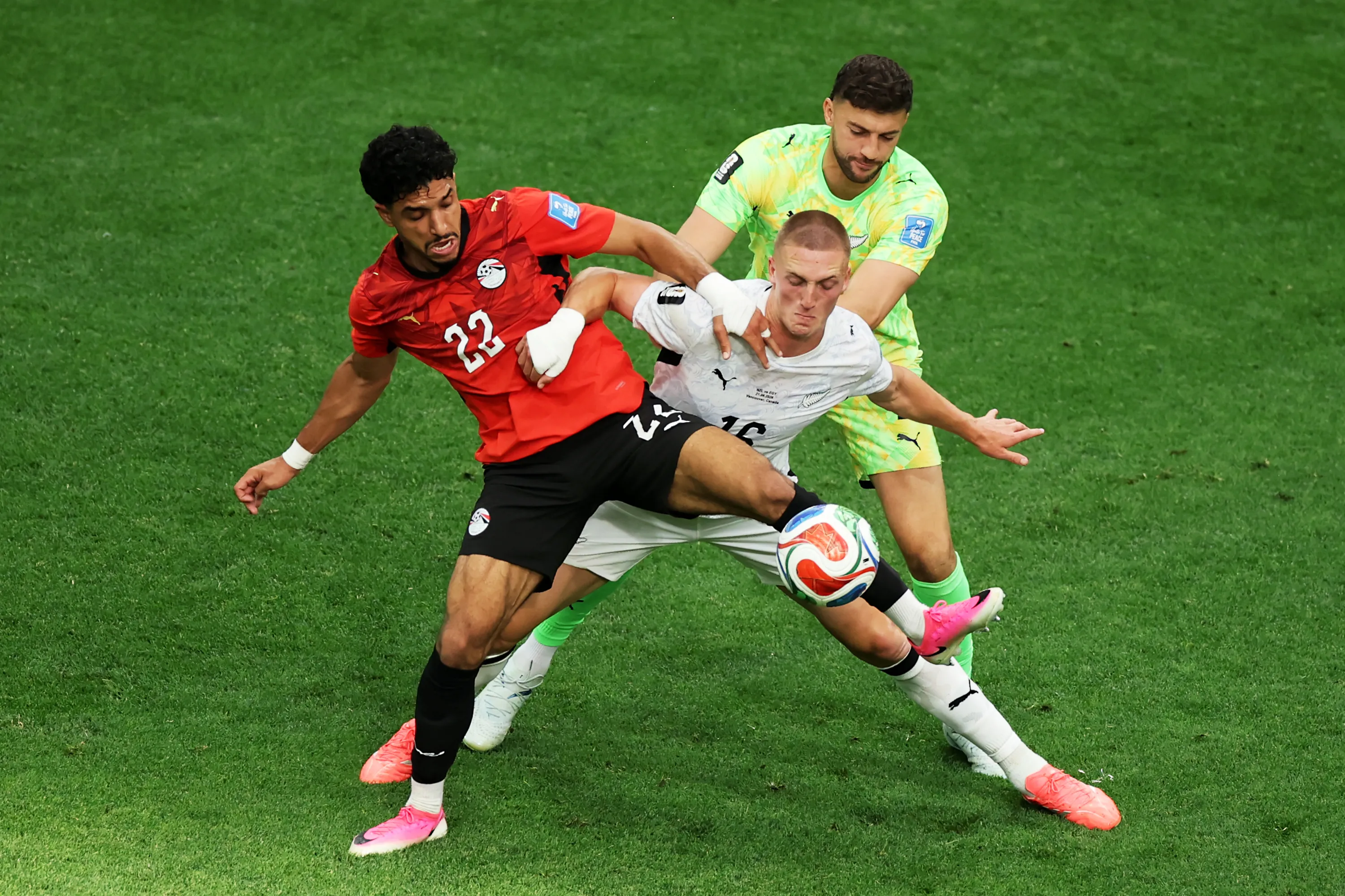 Marmoush em disputa com Summaer no jogo Nova Zelândia x Egito (Photo by Alex Grimm/Getty Images)