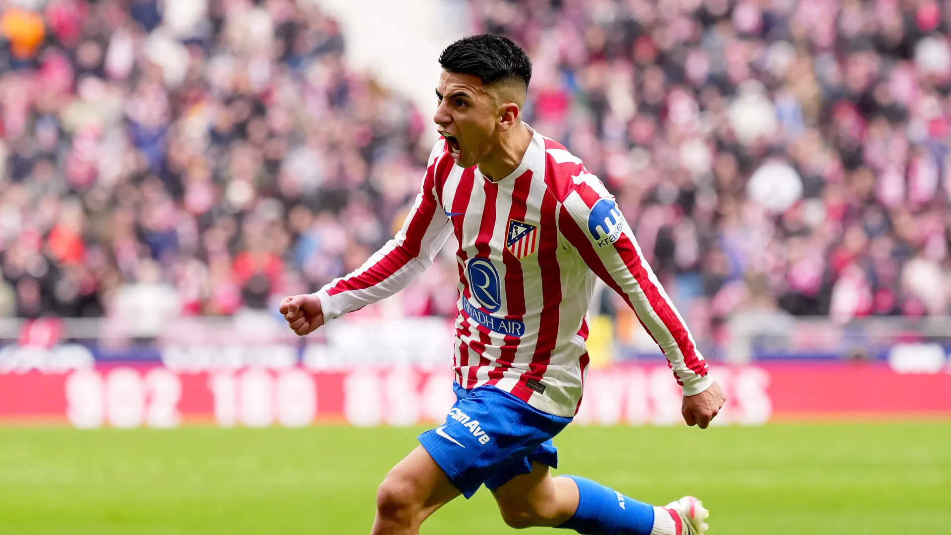 Thiago Almada grita em jogo do Atlético de Madrid