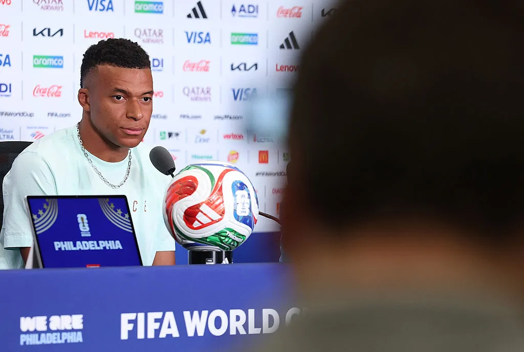 Kylian Mbappé, camisa 10 da França, em coletiva (Foto: Kevin C. Cox/Getty Images)