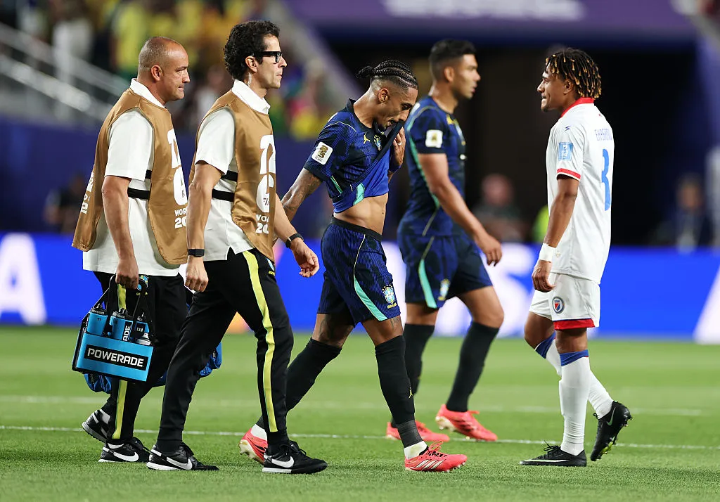 Raphinha sofreu lesão na coxa contra o Haiti e foi substituído por Rayan (Foto: Dan Mullan/Getty Images)