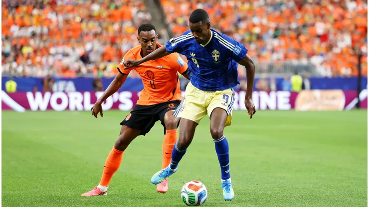 Alexander Isak ajuda o Liverpool a liderar os rankings de gols e assistências. Foto: Molly Darlington/Getty Images