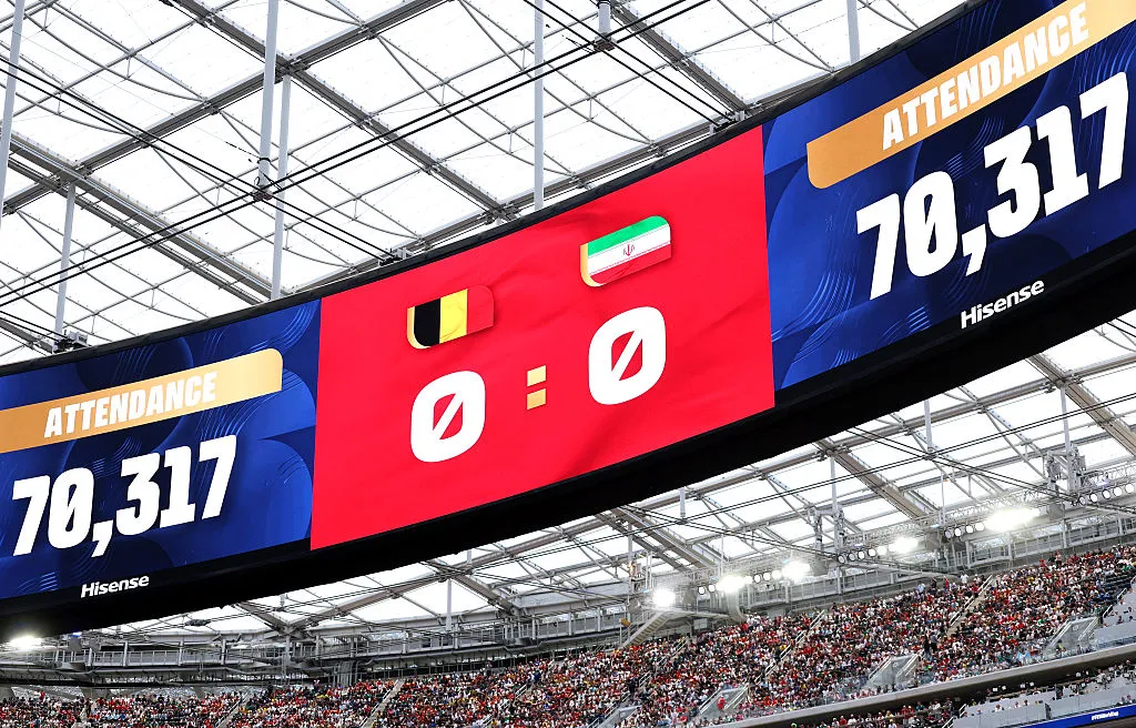 Telão do estádio mostrando o placar de 0 a 0 entre Bélgica e Irã – Foto: Jamie Squire/Getty Images
