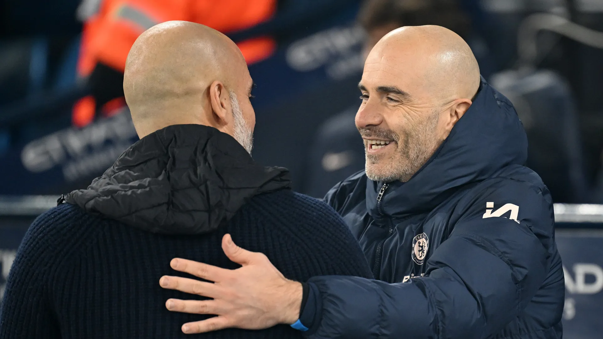 Enzo Maresca sorri ao encontrar Pep Guardiola