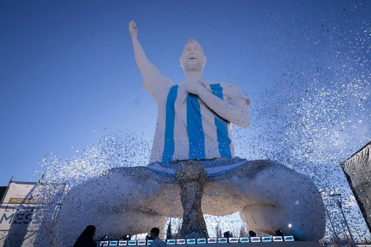 Estatua de Messi erguida na Argentina – Foto: Divulgação/Municipalidad de Cutral Co