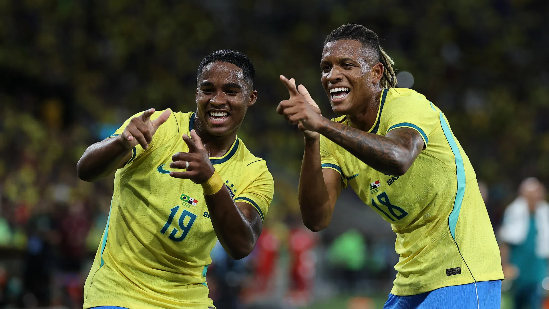 Endrick comemora gol ao lado de Danilo na Seleção Brasileira