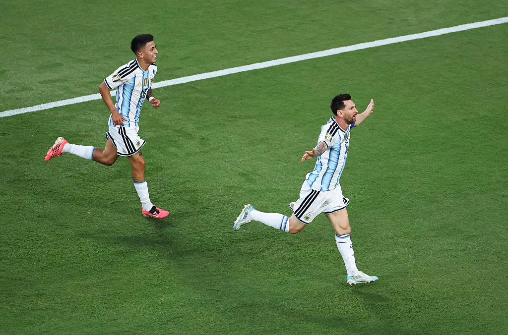 Messi comemorando um gol marcado na Copa do Mundo – Foto: Francois Nel/Getty Images