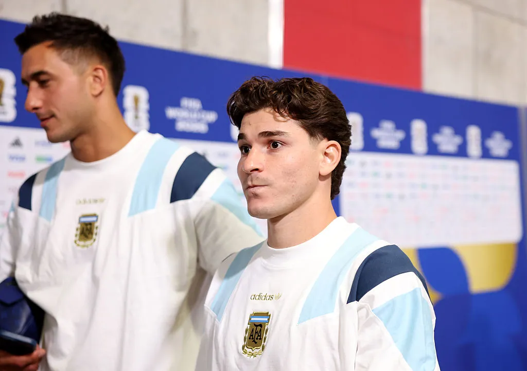 Julián Álvarez está em ação pela seleção da Argentina (Foto: Charlotte Wilson/Getty Images)