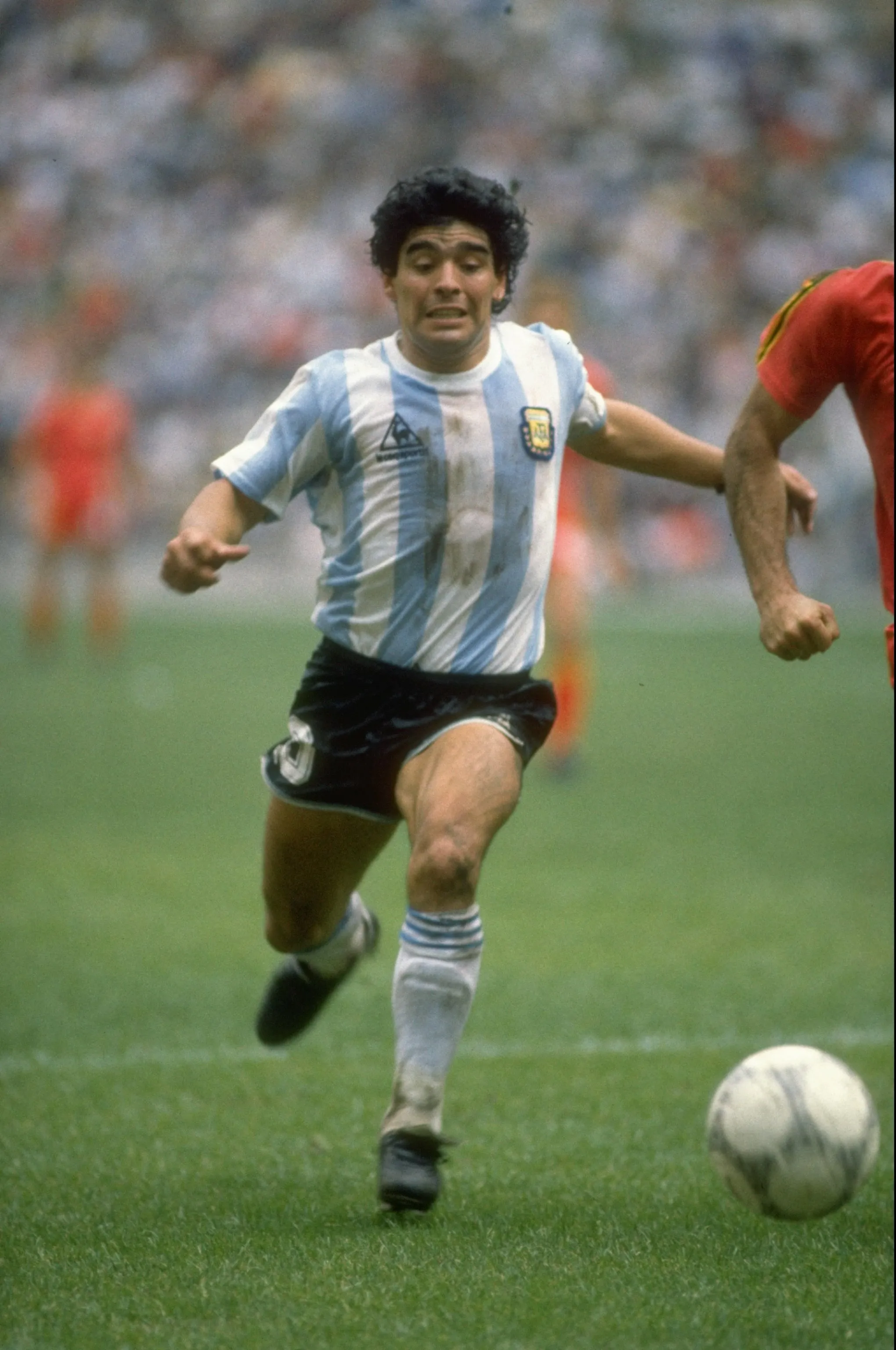 Diego Maradona, da Argentina, em ação durante a Copa do Mundo. Foto: Mike King/Allsport