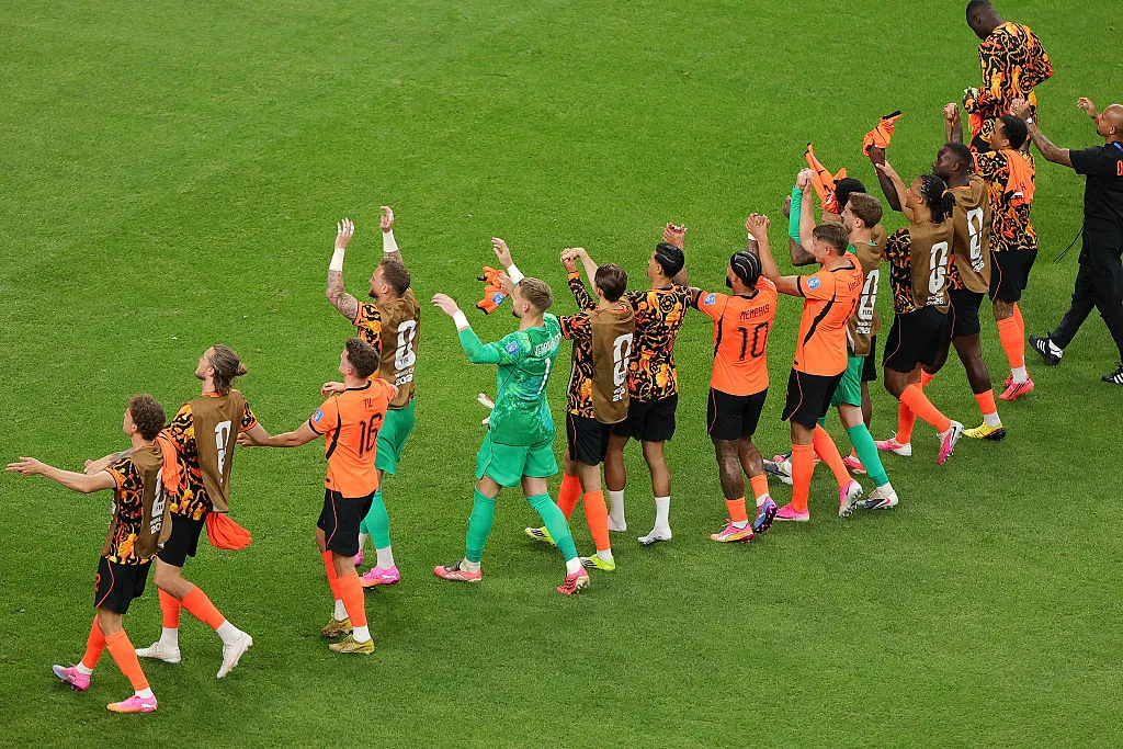Jogadores da Holanda comemorando a vitória sobre a Suécia com a torcida - Foto: Alex Slitz/Getty Images