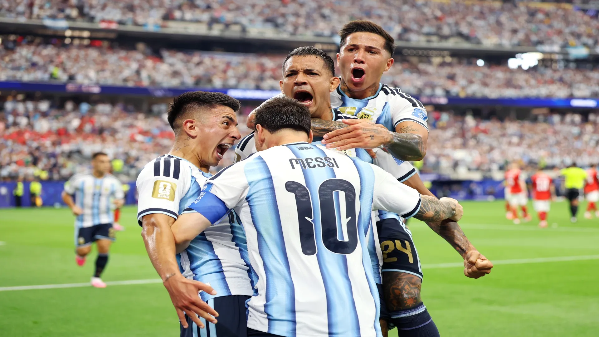 Messi comemora seu primeiro gol com companheiros em Argentina x Áustria – Charlotte Wilson/Getty Images