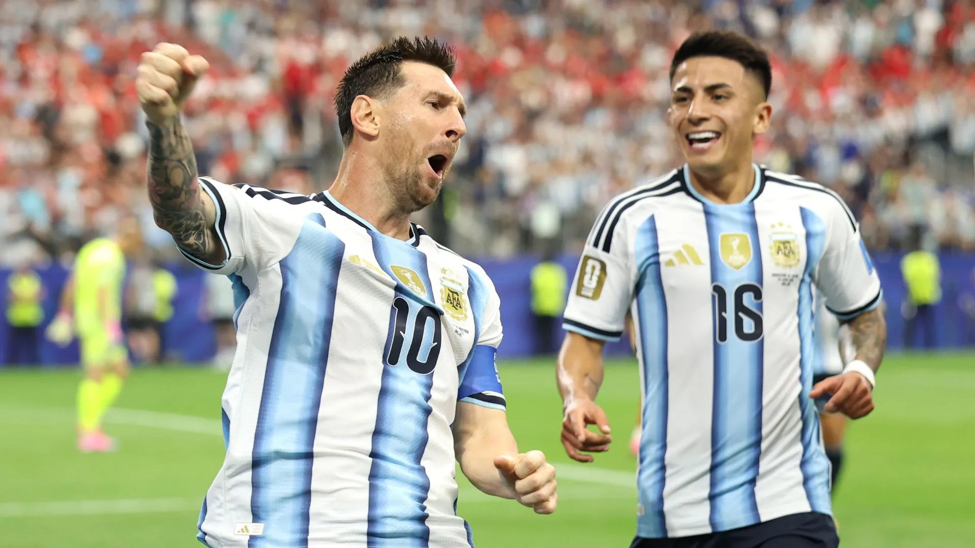 Messi contou com o apoio de Almada no primeiro gol (foto: Charlotte Wilson/Getty Images)