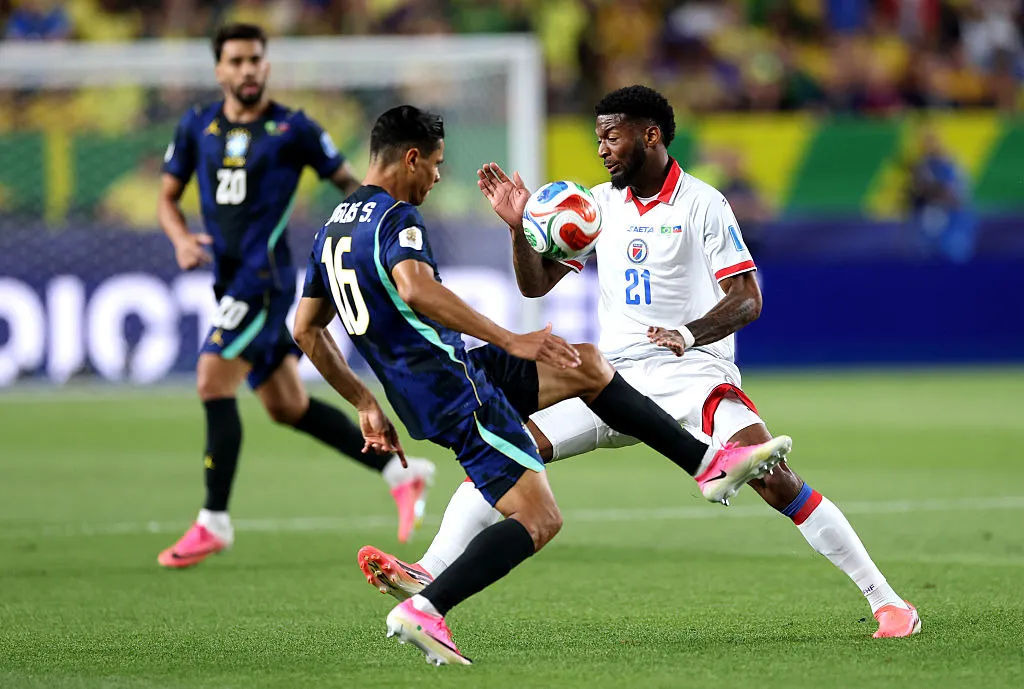 Douglas Santos, um dos jogadores pendurados, durante a partida contra o Haiti – Foto: Darrian Traynor/Getty Images