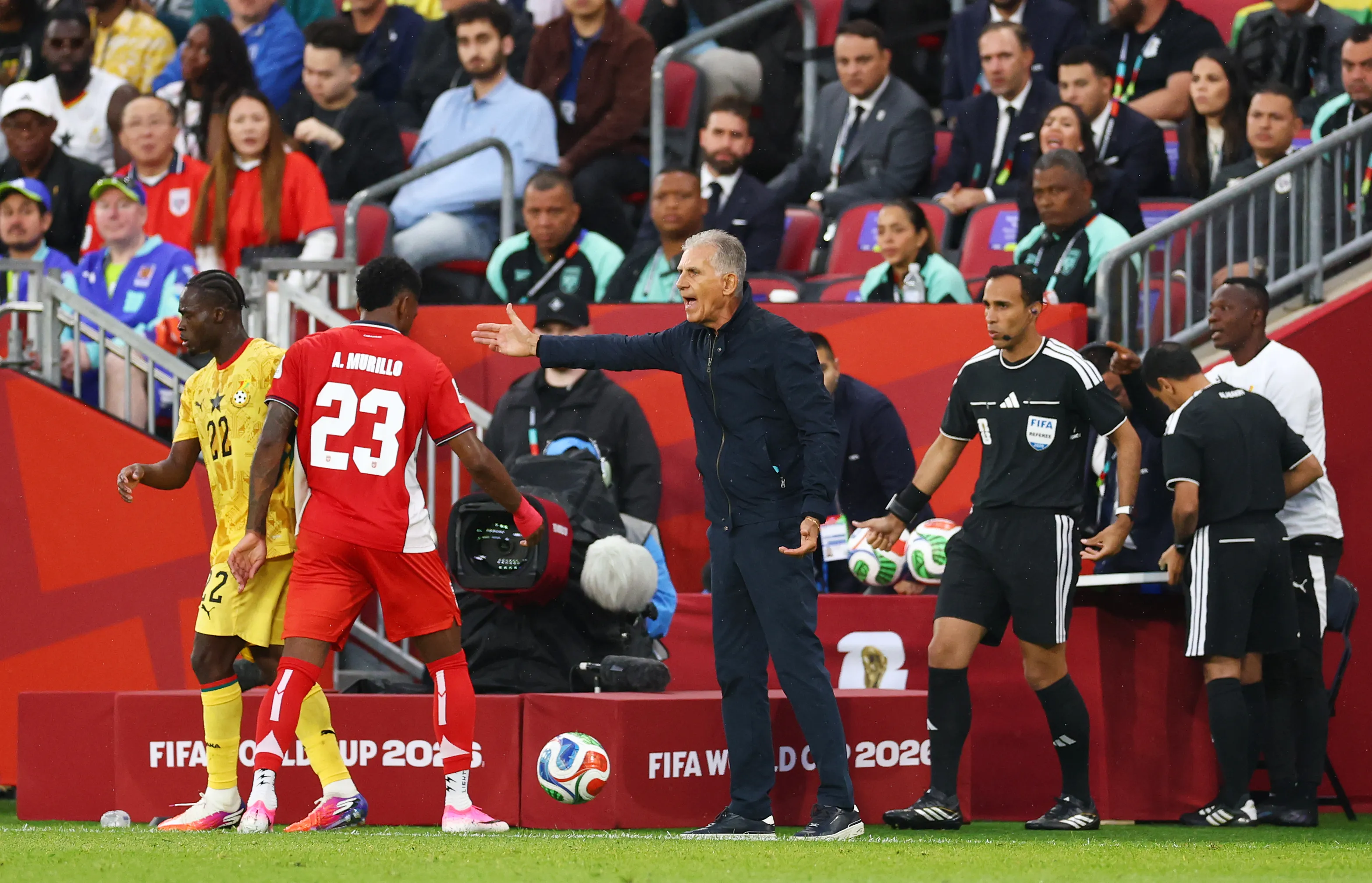 Carlos Queiroz, técnico de Gana, durante partida da Copa do Mundo. Foto: Robert Cianflone/Getty Images
