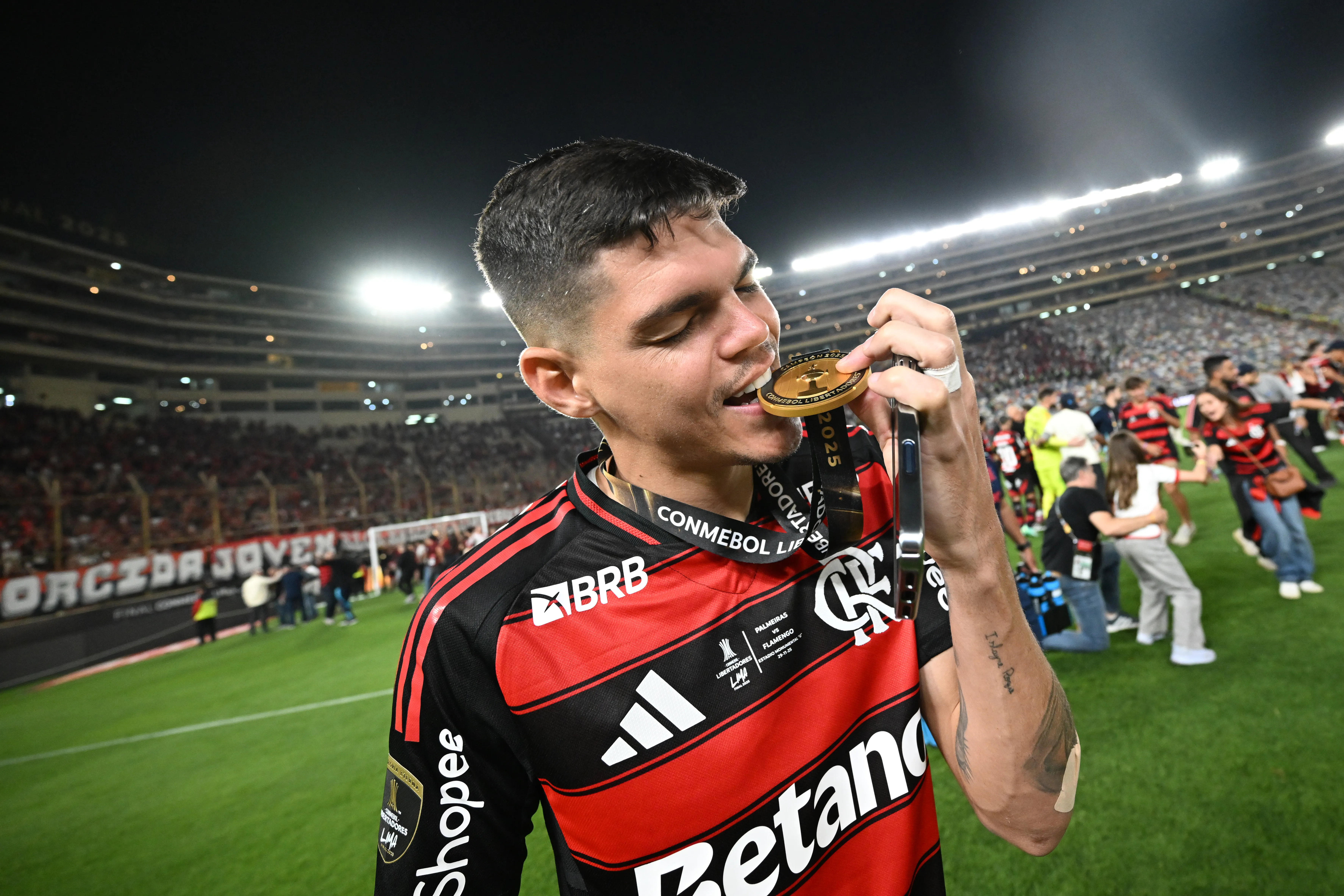 Ayrton Lucas após a conquista da Libertadores em 2025. (Photo by Rodrigo Valle/Getty Images)