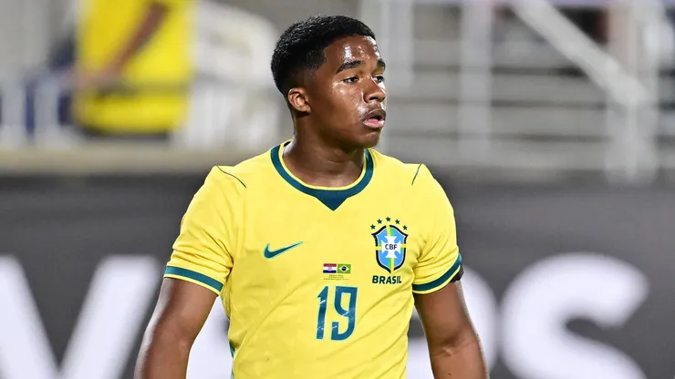 Endrick em jogo da Seleção. (Foto: Julio Aguilar/Getty Images)