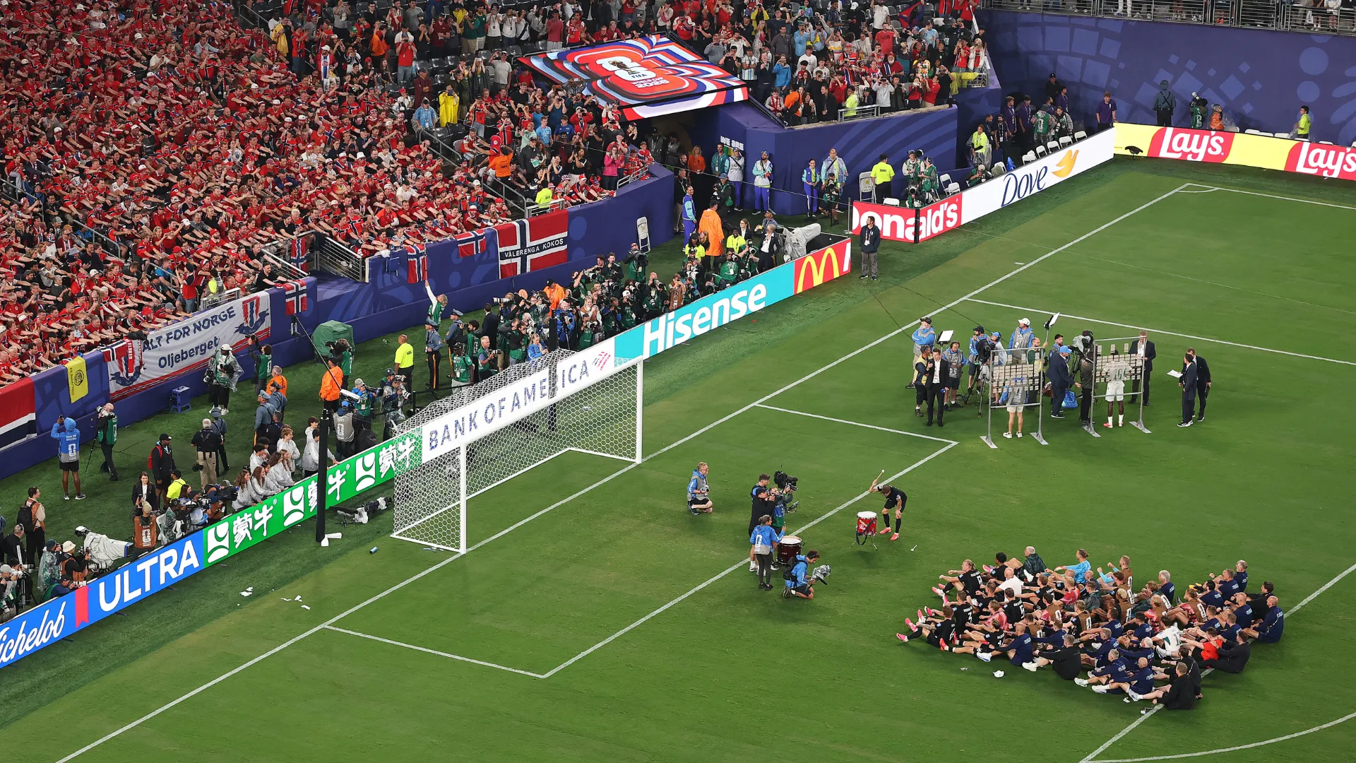 Jogadores e torcida da Noruega participam da remada viking