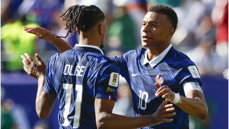 Kylian Mbappe e Michael Olise pela França. Foto: IMAGO / UPI Photo
