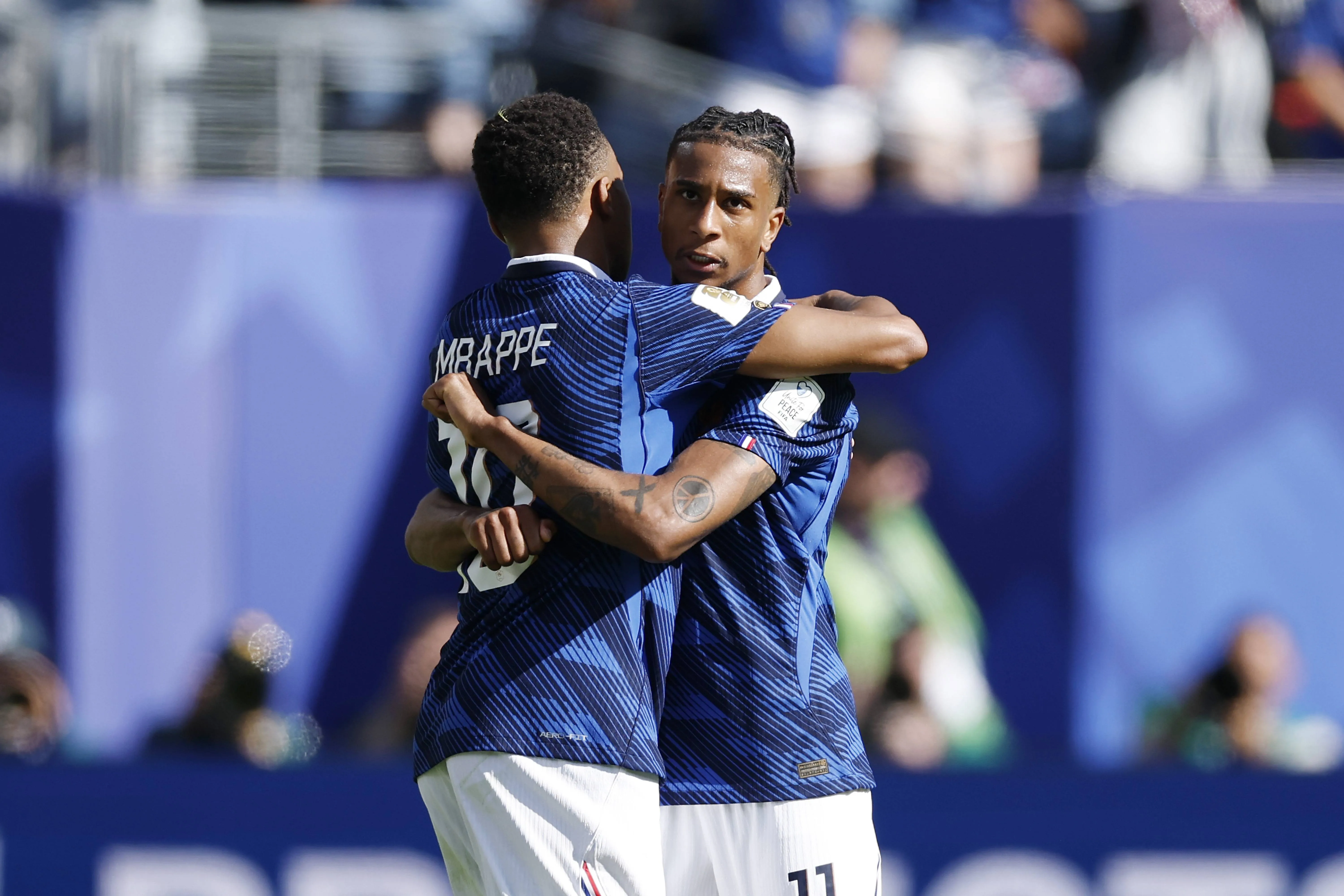 Mbappé elogia Olise e torcida do Real Madrid volta a pedir o jogador do Bayern. Foto: IMAGO / ANP