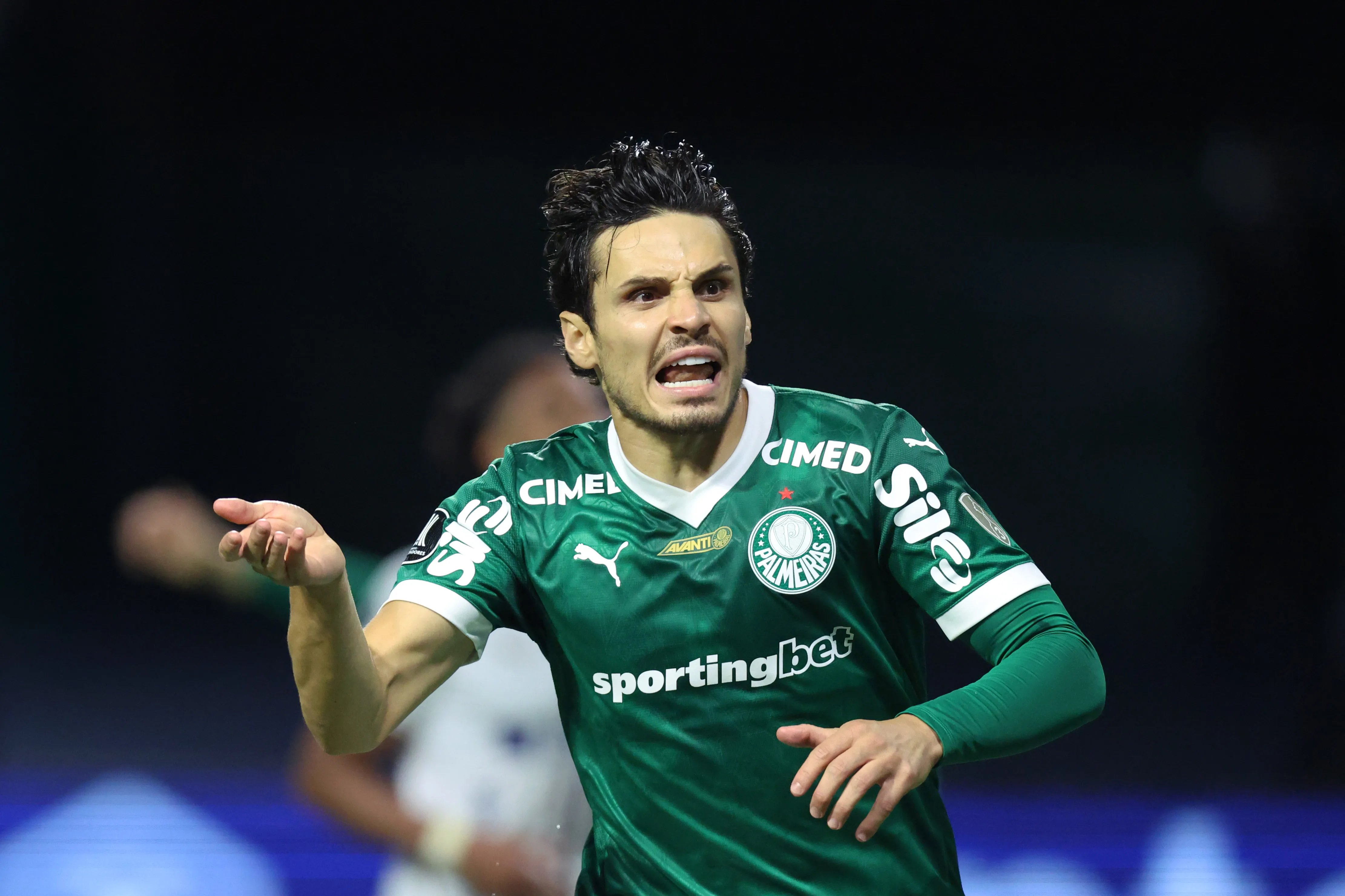 Raphael Veiga comemorando um gol nos tempos de Palmeiras (Foto: Alexandre Schneider/Getty Images)