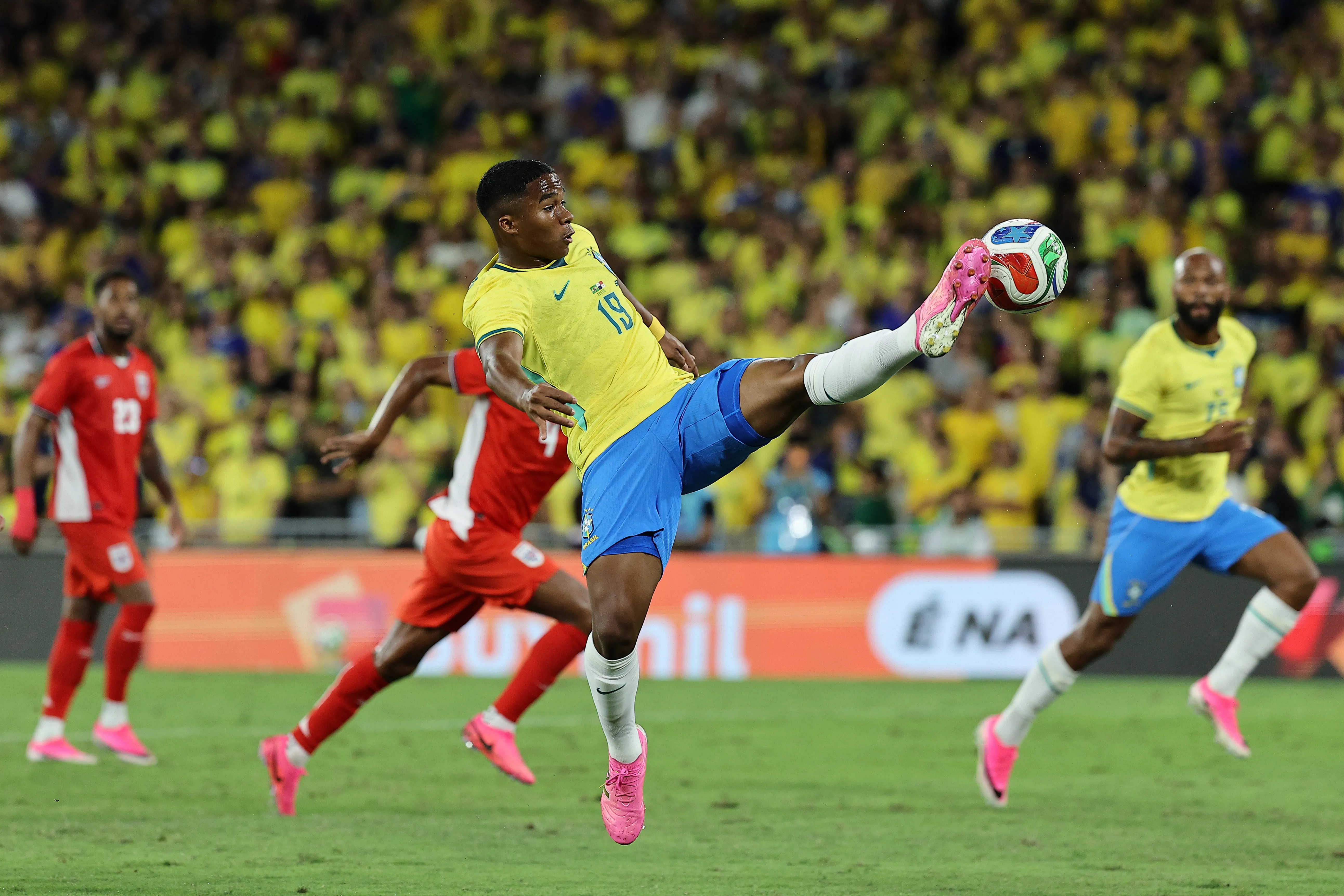 Endrick, do Brasil, durante amistoso internacional. Foto: Wagner Meier/Getty Images