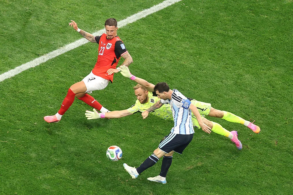 Messi marcando o seu segundo gol contra a Áustria - Foto: Stacy Revere/Getty Images