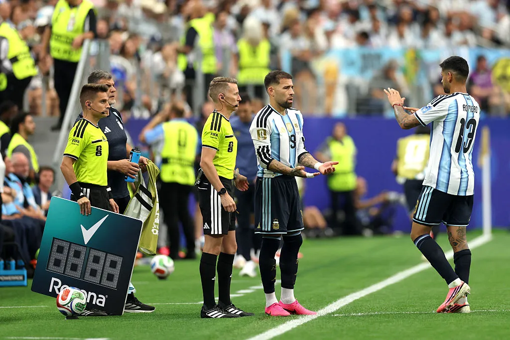 Romero deixando o gramado para a entrada de Otamendi - Foto: Michael Steele/Getty Images