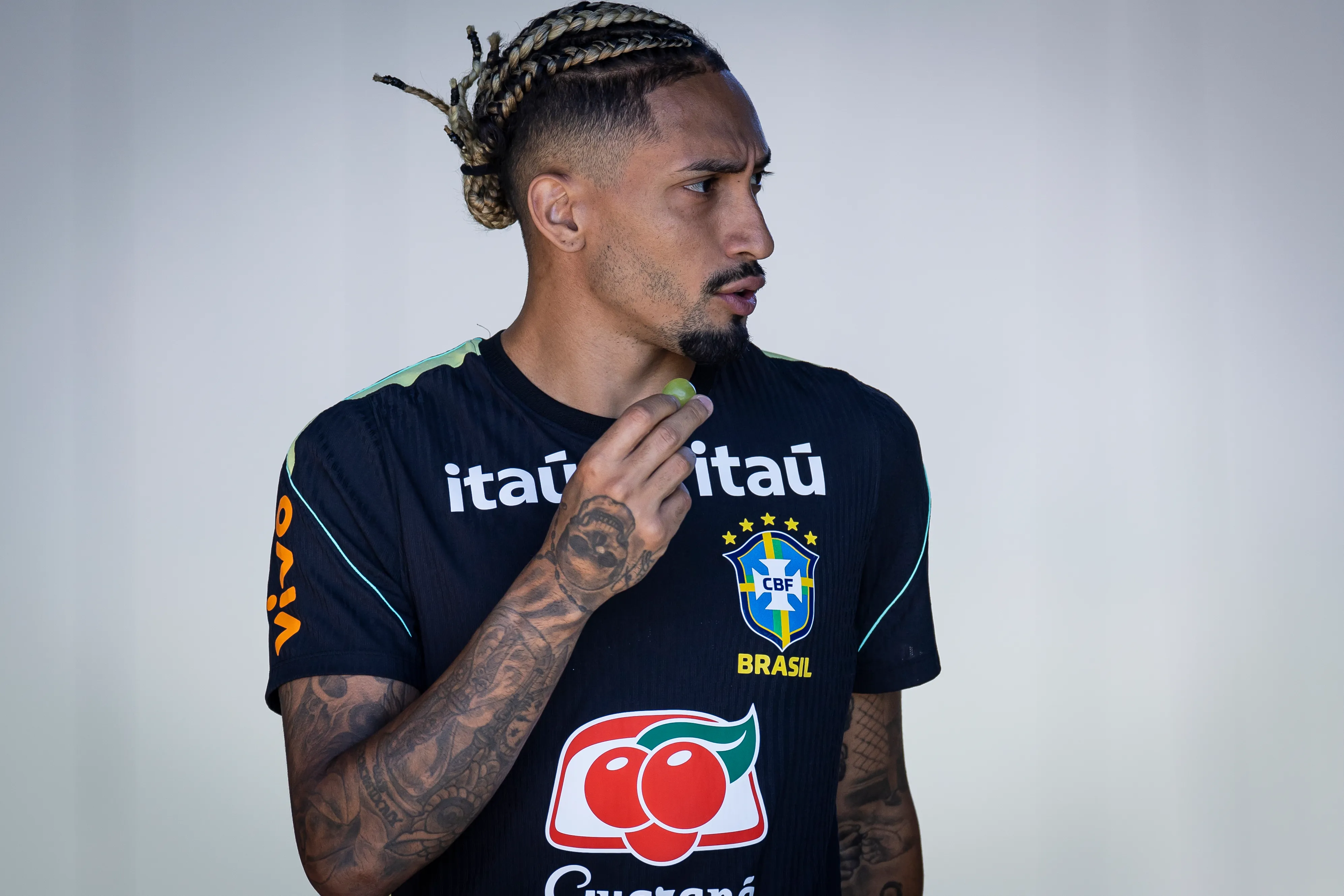 Raphinha durante uma sessão de treino pelo Brasil (Foto: Ira L. Black/Getty Images)