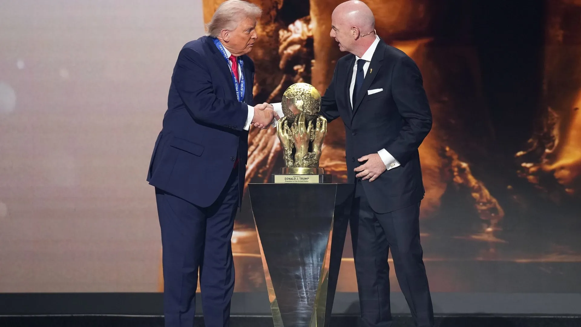 Trump foi premiado na cerimônia que sorteou os grupos da Copa do Mundo 2026 (foto: Andrew Harnik/Getty Images)