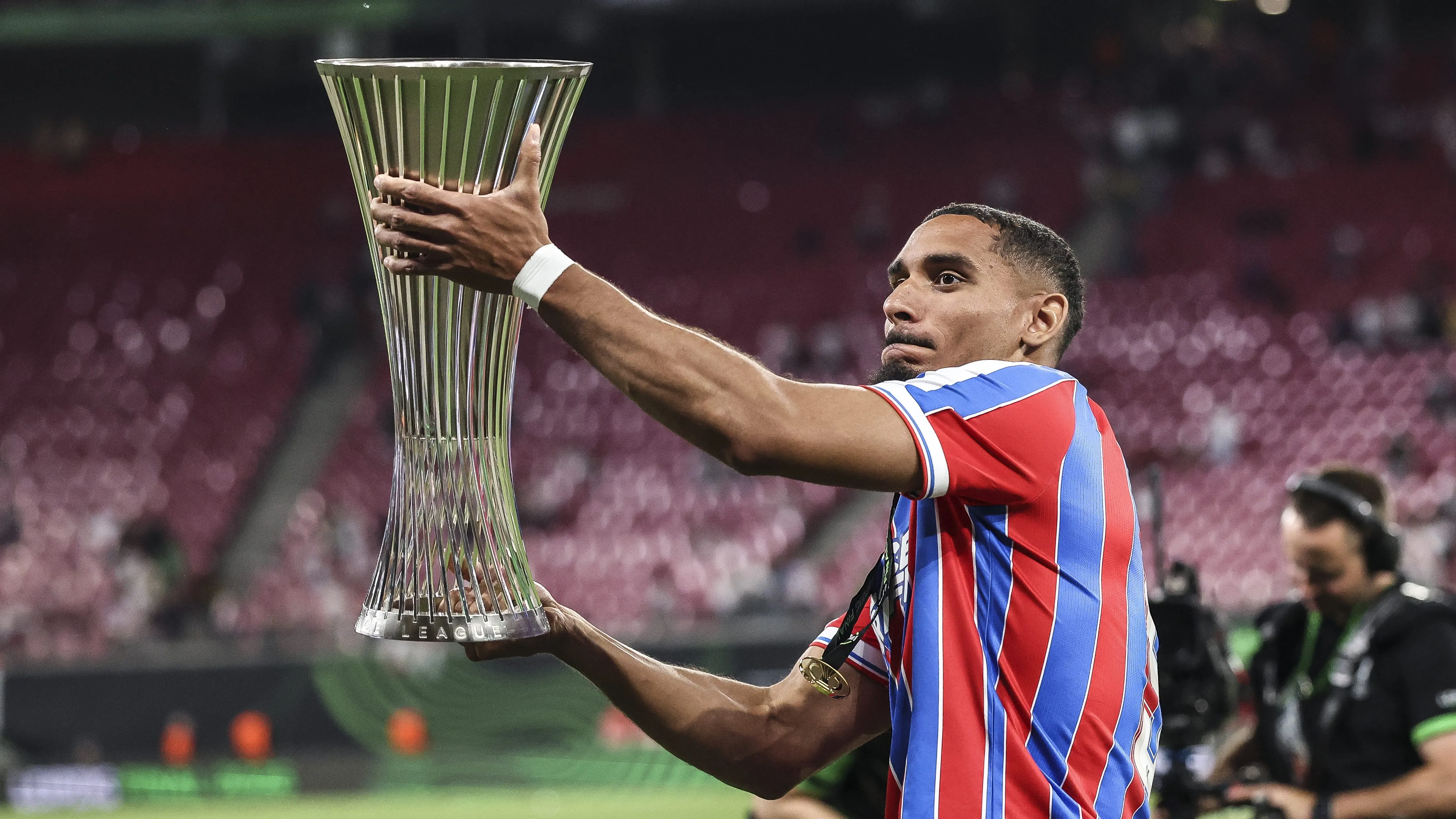 Maxence Lacroix com a taça da Conference League