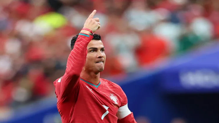 Cristiano Ronaldo comemora um de seus gols em Portugal x Uzbequistão - Michael Steele/Getty Images