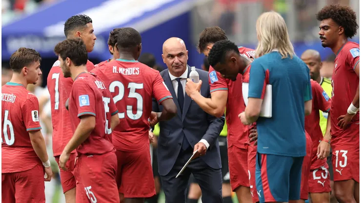 Jogadores de Portugal observam orientações do técnico Roberto Martínez. Foto: Michael Steele/Getty Images