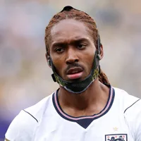 Por que Djed Spence está de máscara em Inglaterra x Gana?