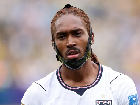 Por que Djed Spence está de máscara em Inglaterra x Gana?