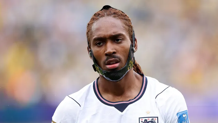 Djed Spence está usando máscara em jogo da Inglaterra. Foto: Justin Setterfield/Getty Images