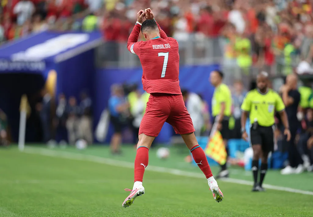 Cristiano Ronaldo comemorando um dos gols marcados contra o Uzbequistão - Foto: Michael Steele/Getty Images