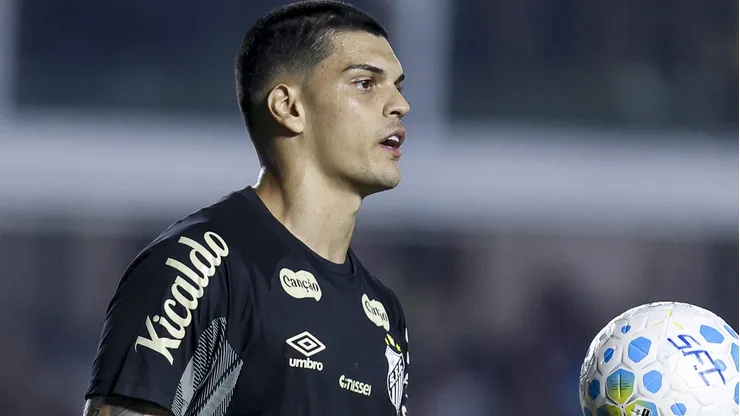 Santos quer vender jogadores e Gabriel Brazão busca retorno ao futebol europeu. (Foto: Ricardo Moreira/Getty Images)