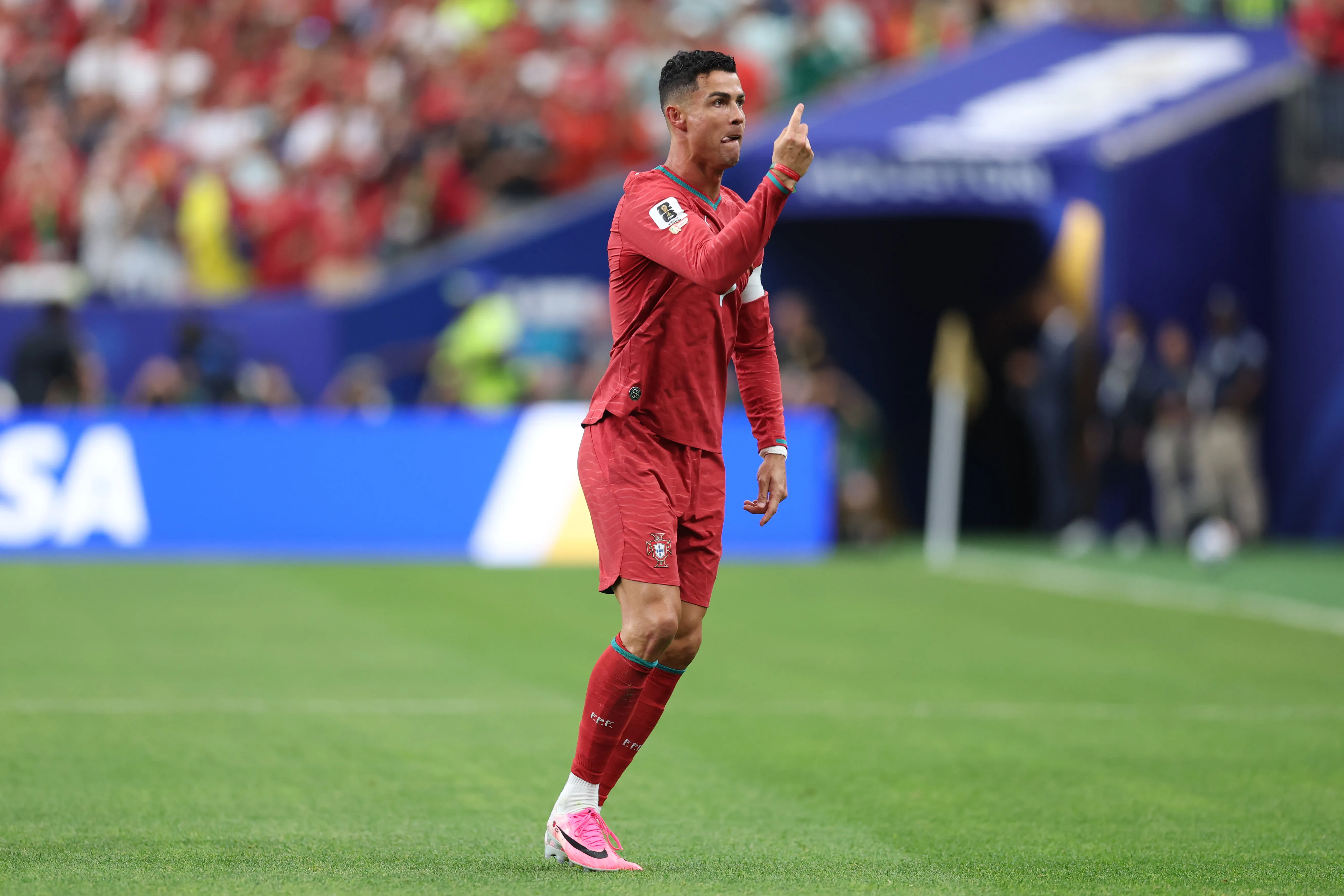 Cristiano Ronaldo comemorando gol por Portugal. (Foto: Michael Steele/Getty Images)