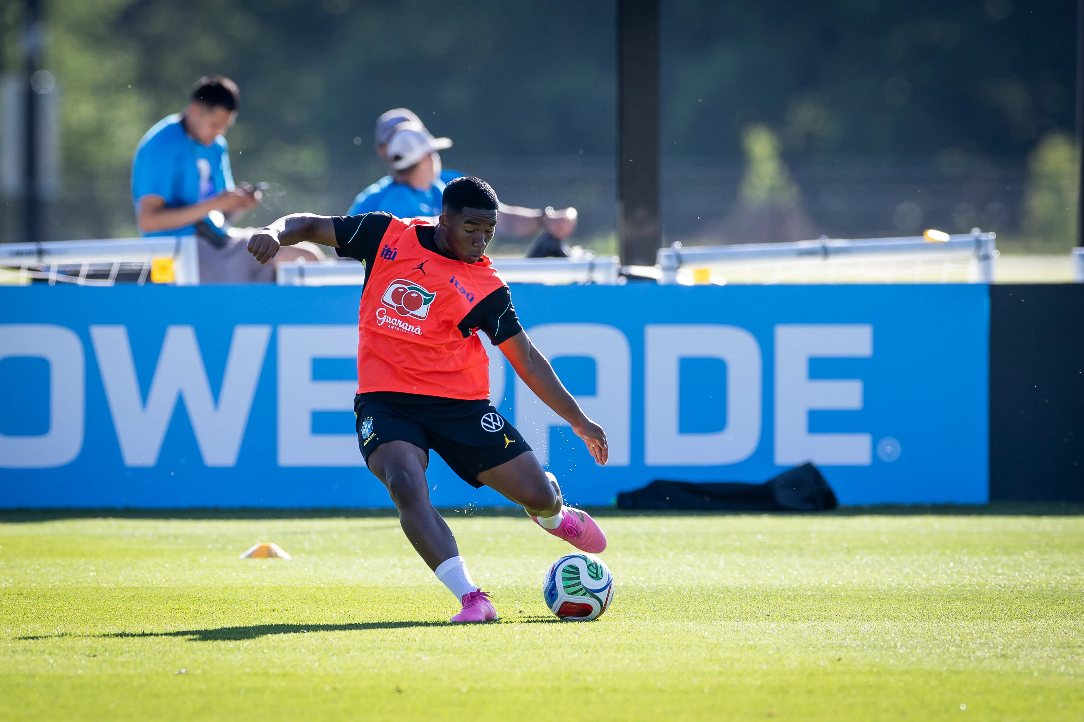 Endrick em treino da Seleção Brasileira. (Foto: Ira L. Black/Getty Images)