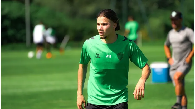 Kenzo Kies tinha 21 anos. Divulgação/Saint-Étienne.