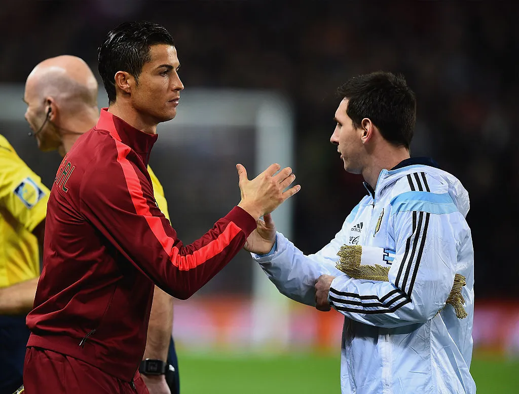 Cristiano Ronaldo, de Portugal, cumprimenta Lionel Messi, da Argentina, antes do amistoso internacional entre Argentina e Portugal, no Old Trafford, em 18 de novembro de 2014, em Manchester, Inglaterra. (Foto de Laurence Griffiths/Getty Images)