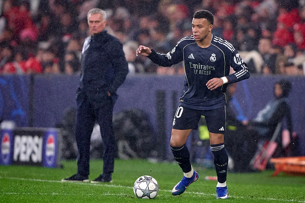 Jose Mourinho observa Kylian Mbappe, do Real Madrid CF (Foto: Jose Manuel Alvarez Rey/Getty Images)