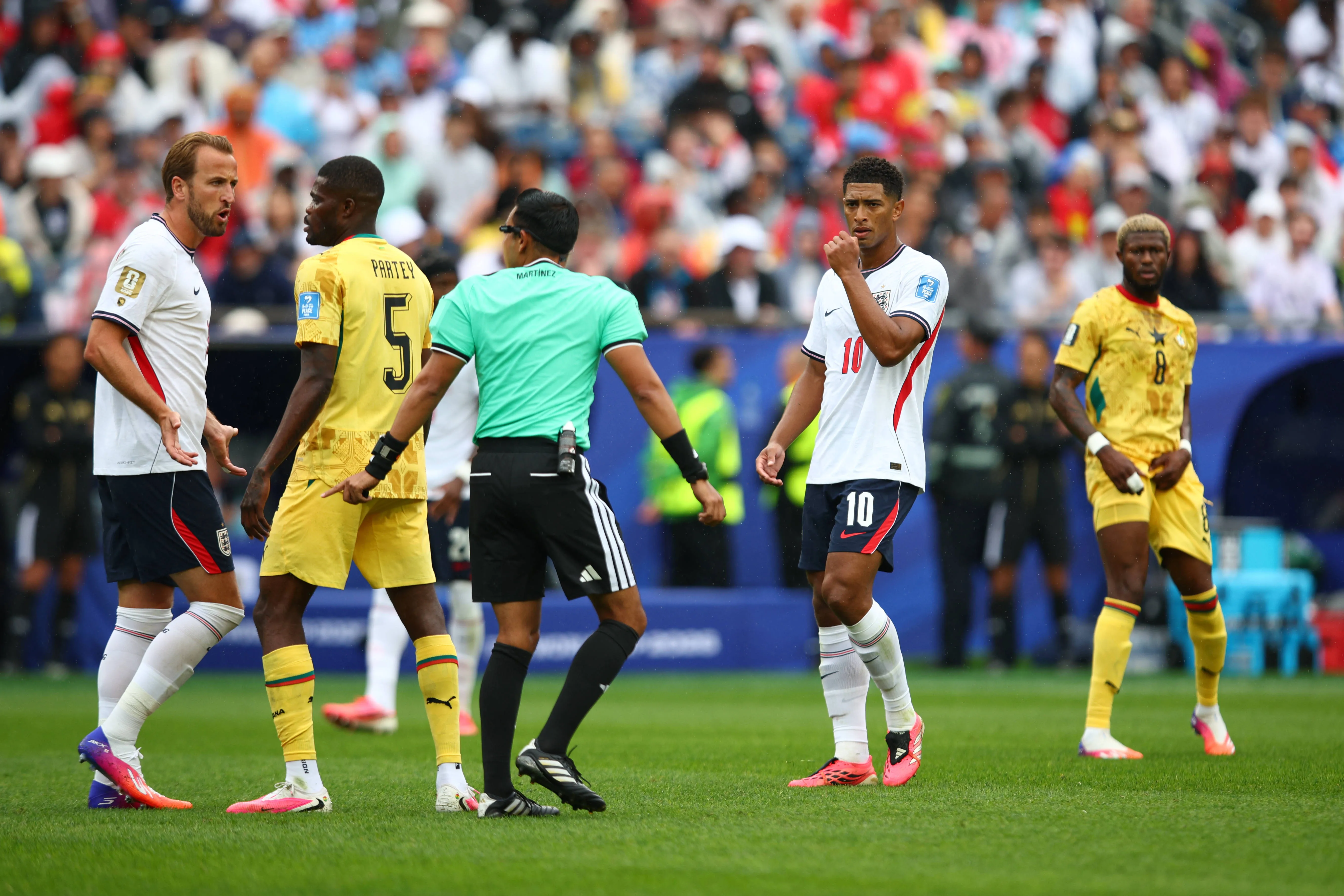Bellingham reage ao árbitro Said Martinez durante partida da Copa do Mundo. Foto: IMAGO/Craig Mercer