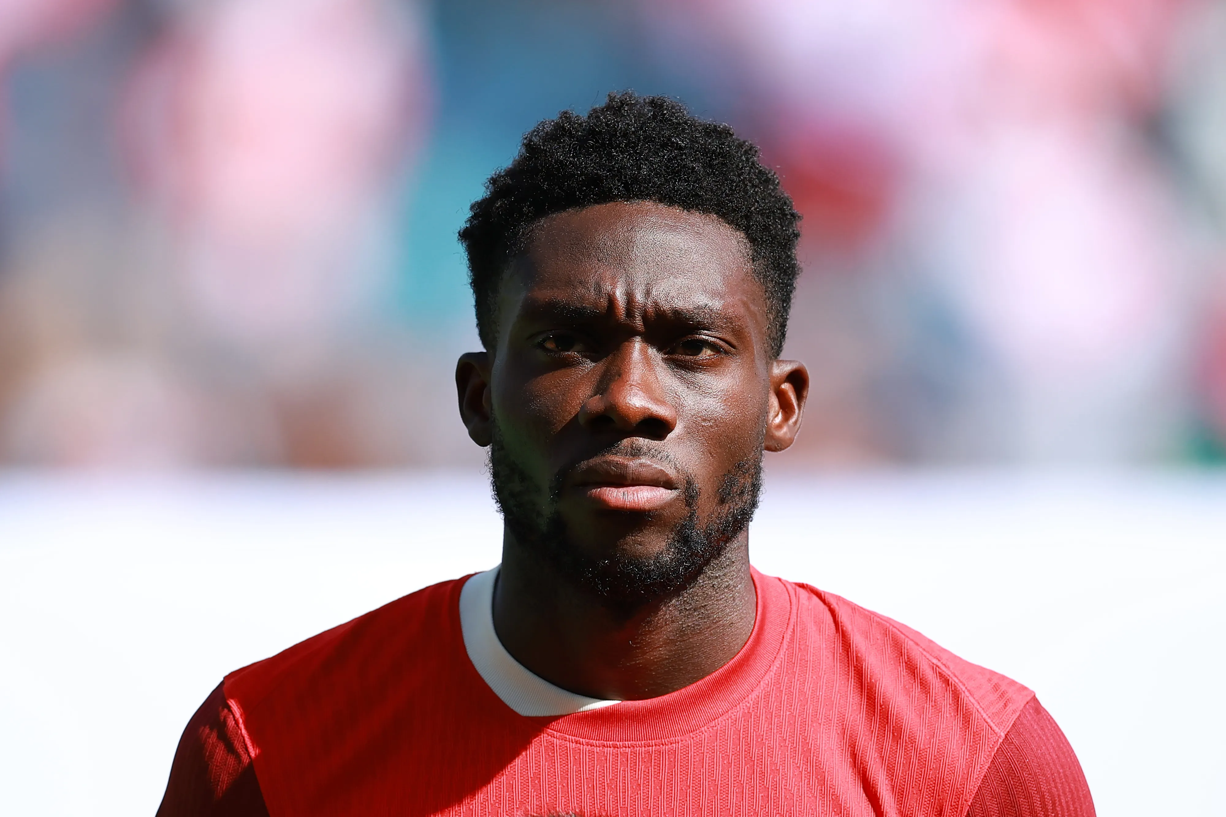 Alphonso Davies em campo pelo Canadá (Foto: Hector Vivas/Getty Images)
