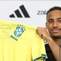 Ronaldo autografa camisa do Brasil e presenteia atacante da Alemanha