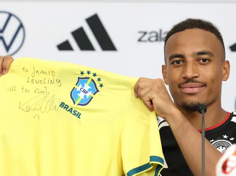 Ronaldo autografa camisa do Brasil e presenteia atacante da Alemanha
