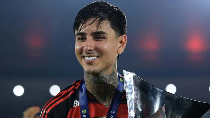 Erick Pulgar comemorando o título do Brasileirão pelo Flamengo. Foto: Buda Mendes/Getty Images