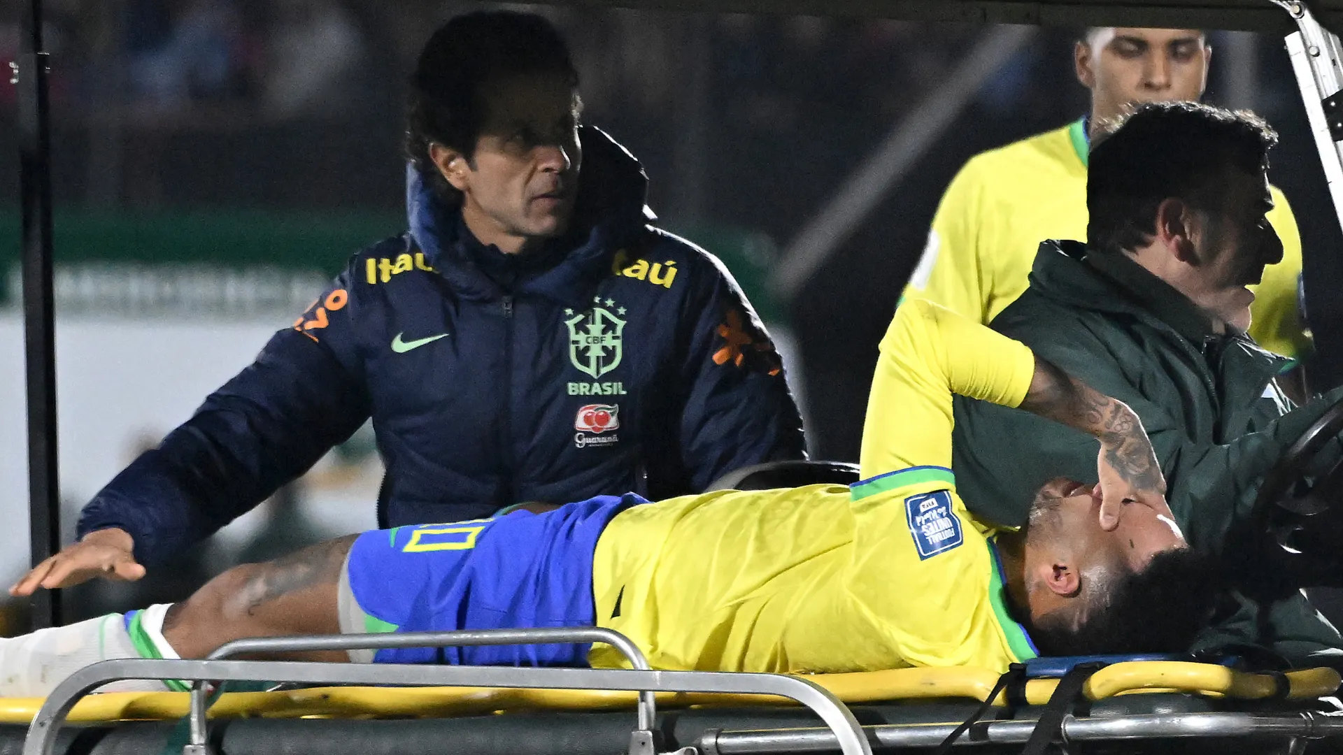 Neymar na maca durante jogo do Brasil