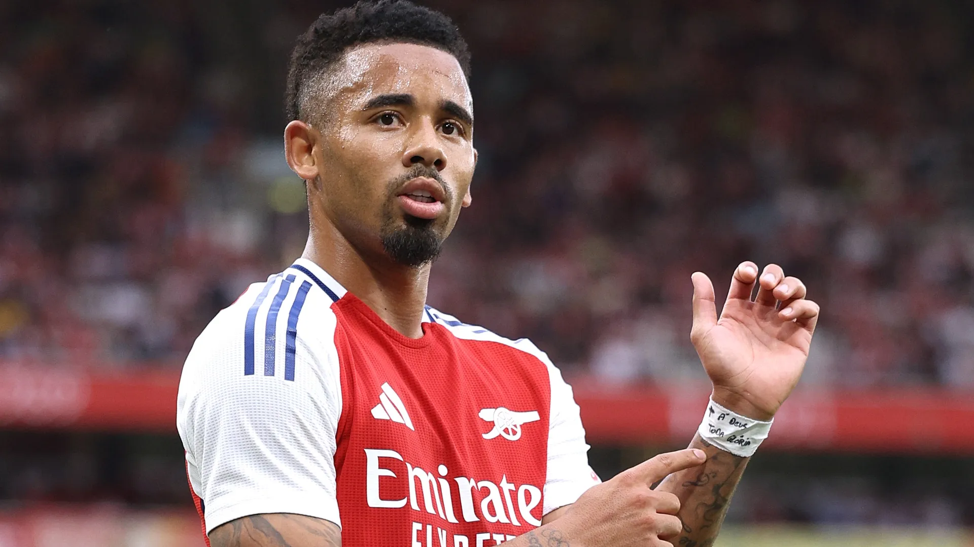 O atacante Gabriel Jesus comemora gol no Arsenal Warren Little/Getty Images)